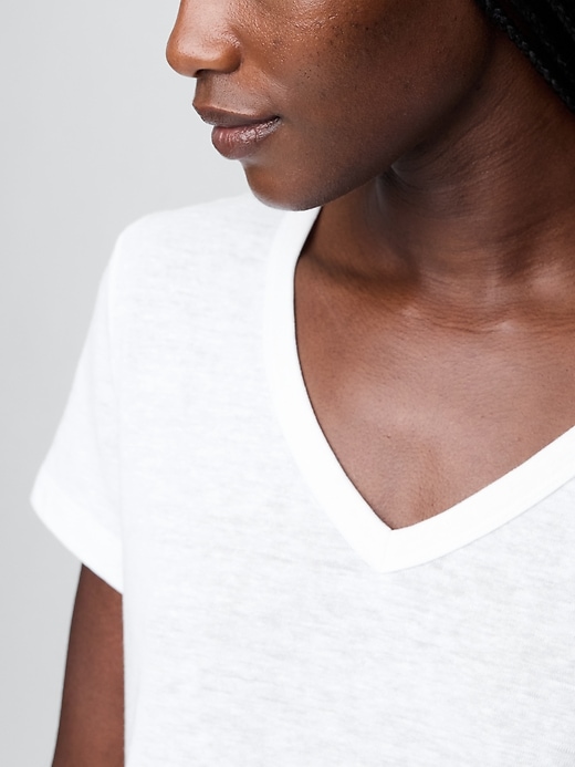 Image number 4 showing, Linen-Blend V-Neck Crop T-Shirt